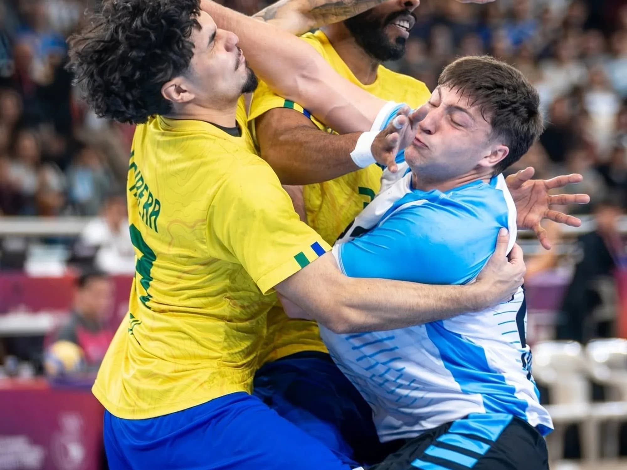En un clásico caliente, Los Gladiadores vencieron a Brasil en los Suramericanos