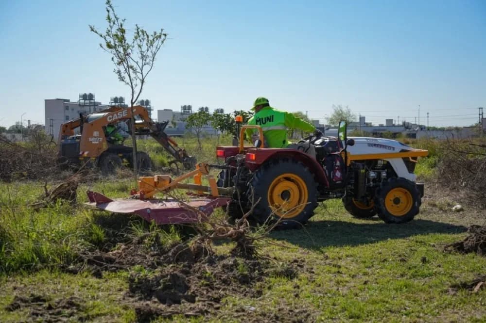 Corrientes incorporó dos nuevos tractores para servicios públicos
