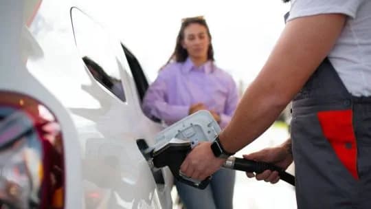 El consumo de combustibles volvió a caer en agosto: las provincias más afectadas