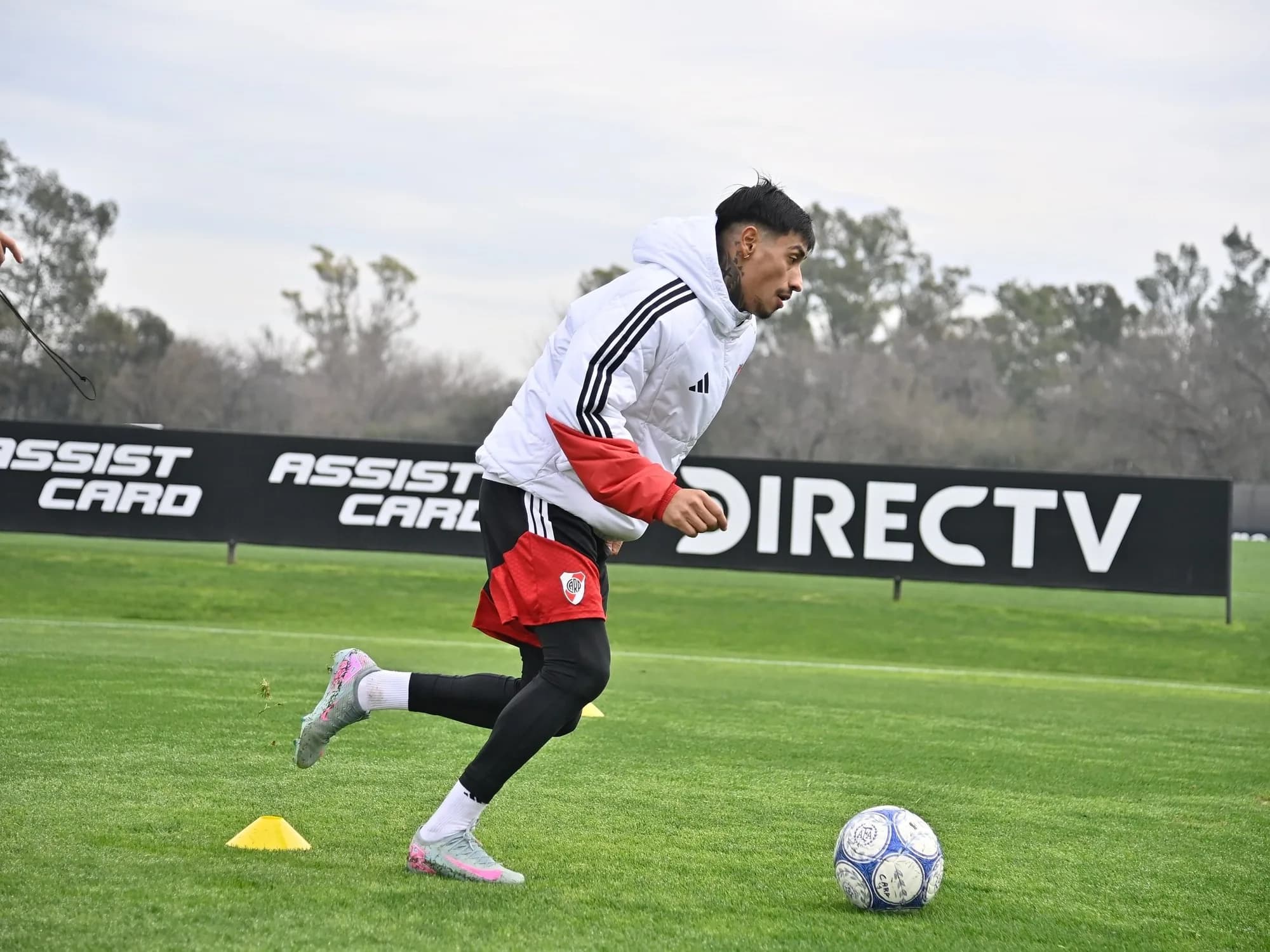 Pelota y sonrisas: las sorpresivas fotos en River Camp que celebra Ponzio