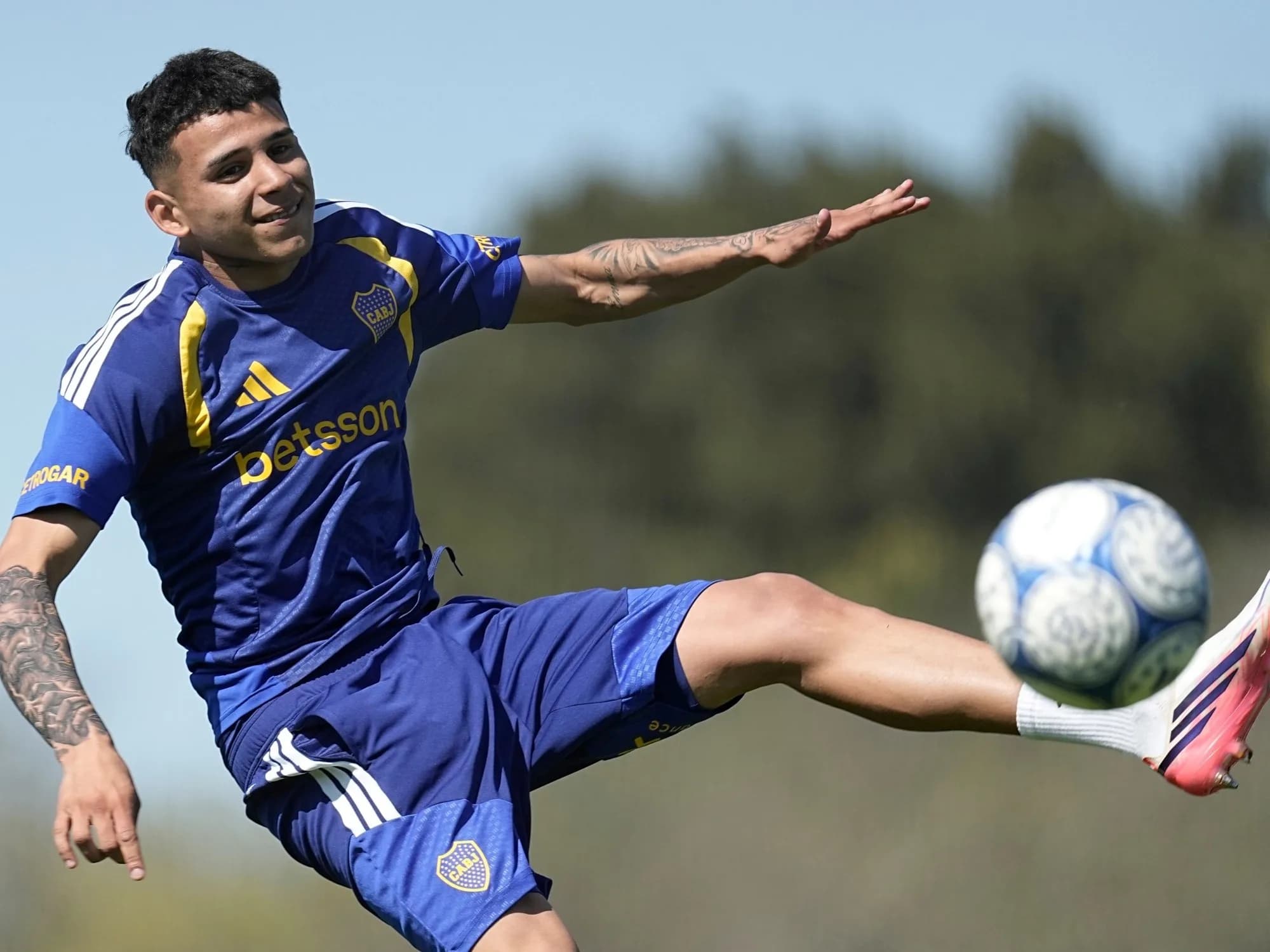 Leonel Flores volvió a Boca tras la semana con la Selección: la disyuntiva en el 11 vs. Racing