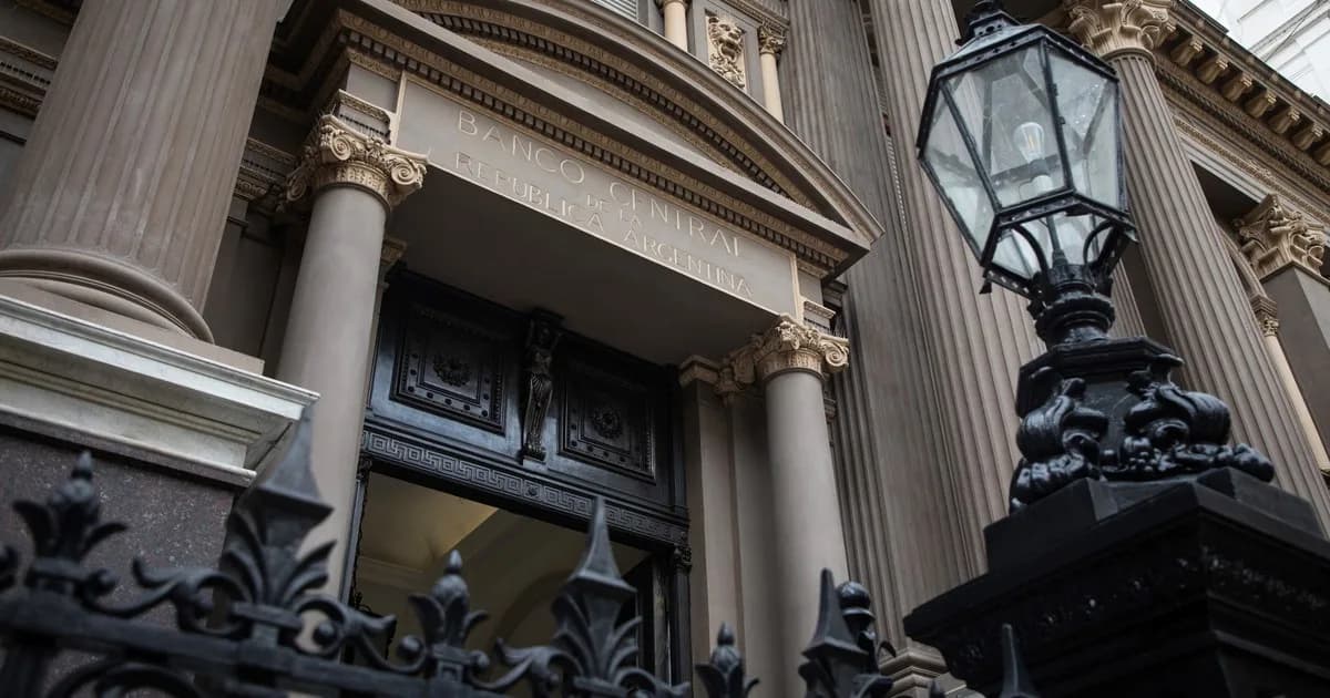 La demanda de dólares de personas aflojó en agosto pero sigue firme igual: se compraron US$ 3.366 millones en un mes