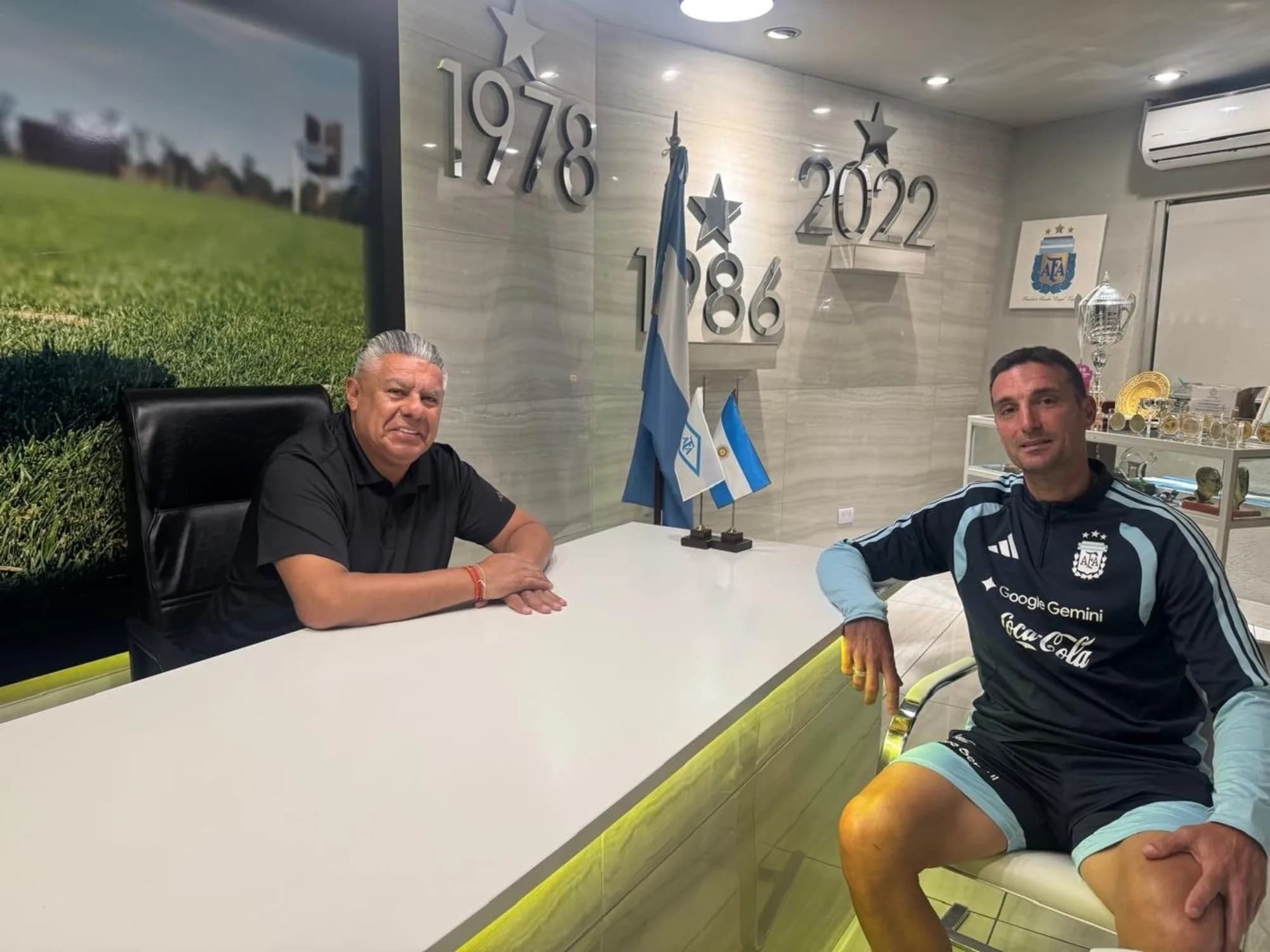 Primera charla oficial para la renovación de Scaloni: viento a favor