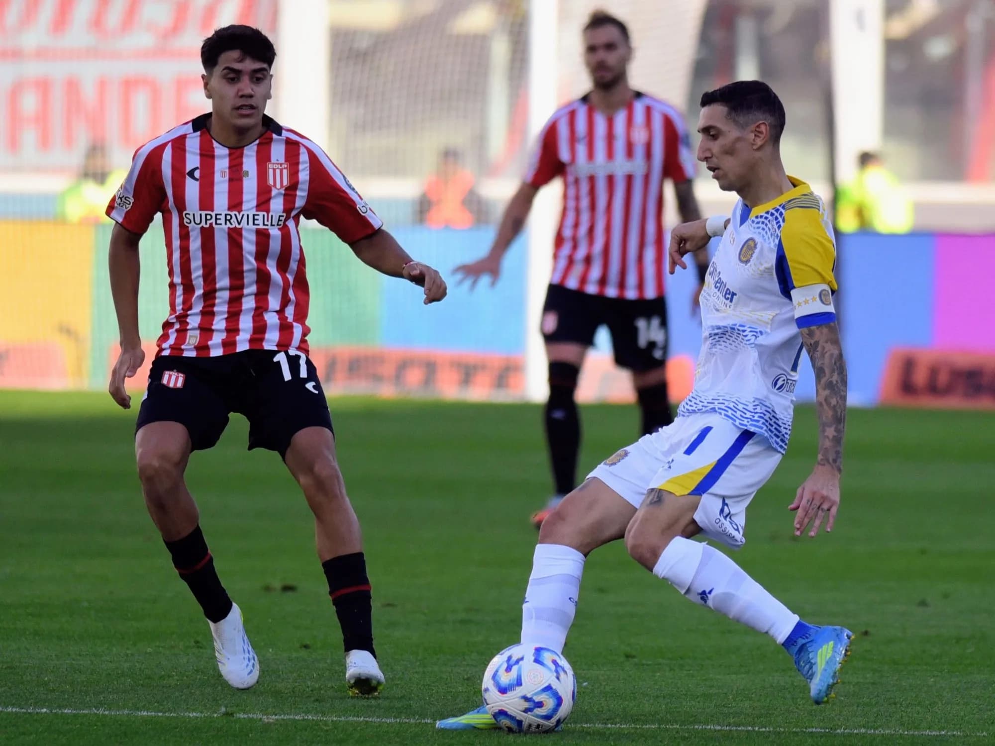 En un partido caliente, Estudiantes y Central se enfrentan por la Supercopa Internacional