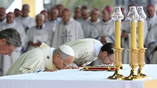 El papa León XIV celebró una misa ante 700.000 personas en París y llamó a “saciar la sed del corazón” en Cristo