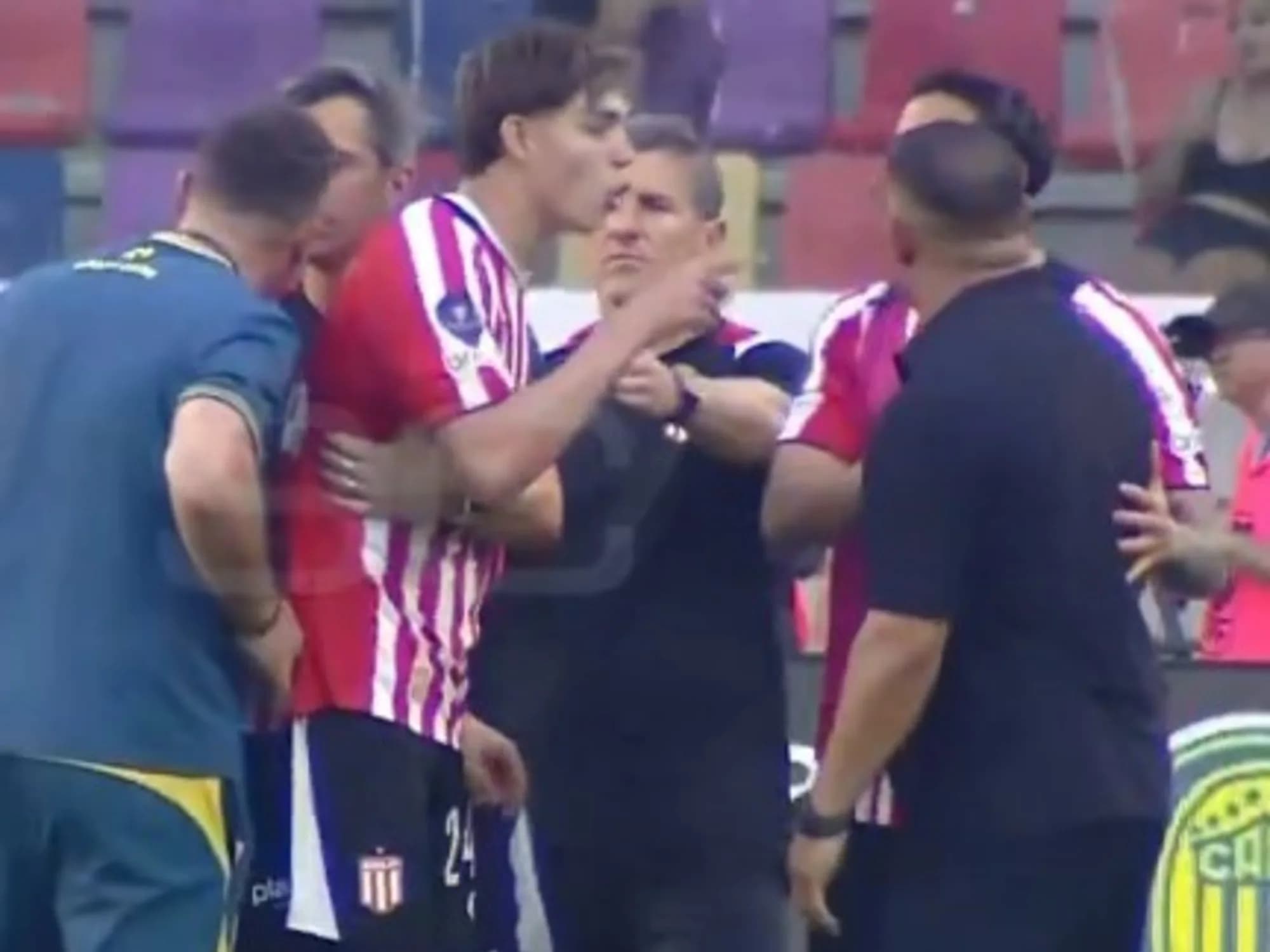 Los minutos de furia de Tomás Palacios: reclamó penal, lo encaró a Almirón y se agarró a trompadas