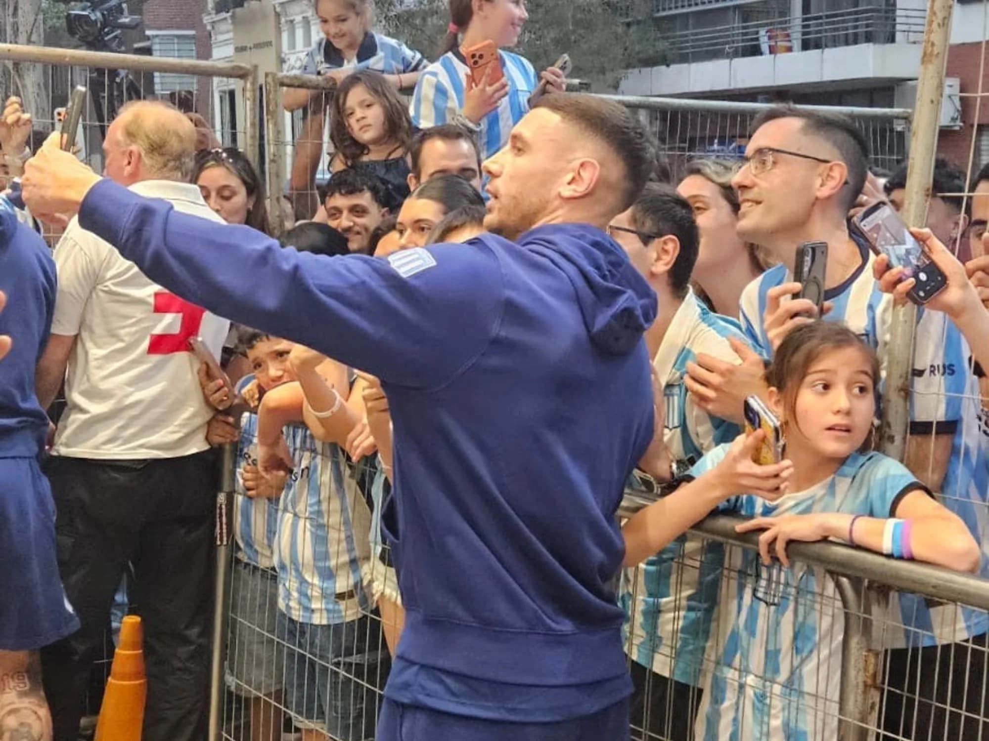 Racing ya está en Rosario: mucha ilusión y buena onda del plantel con los hinchas