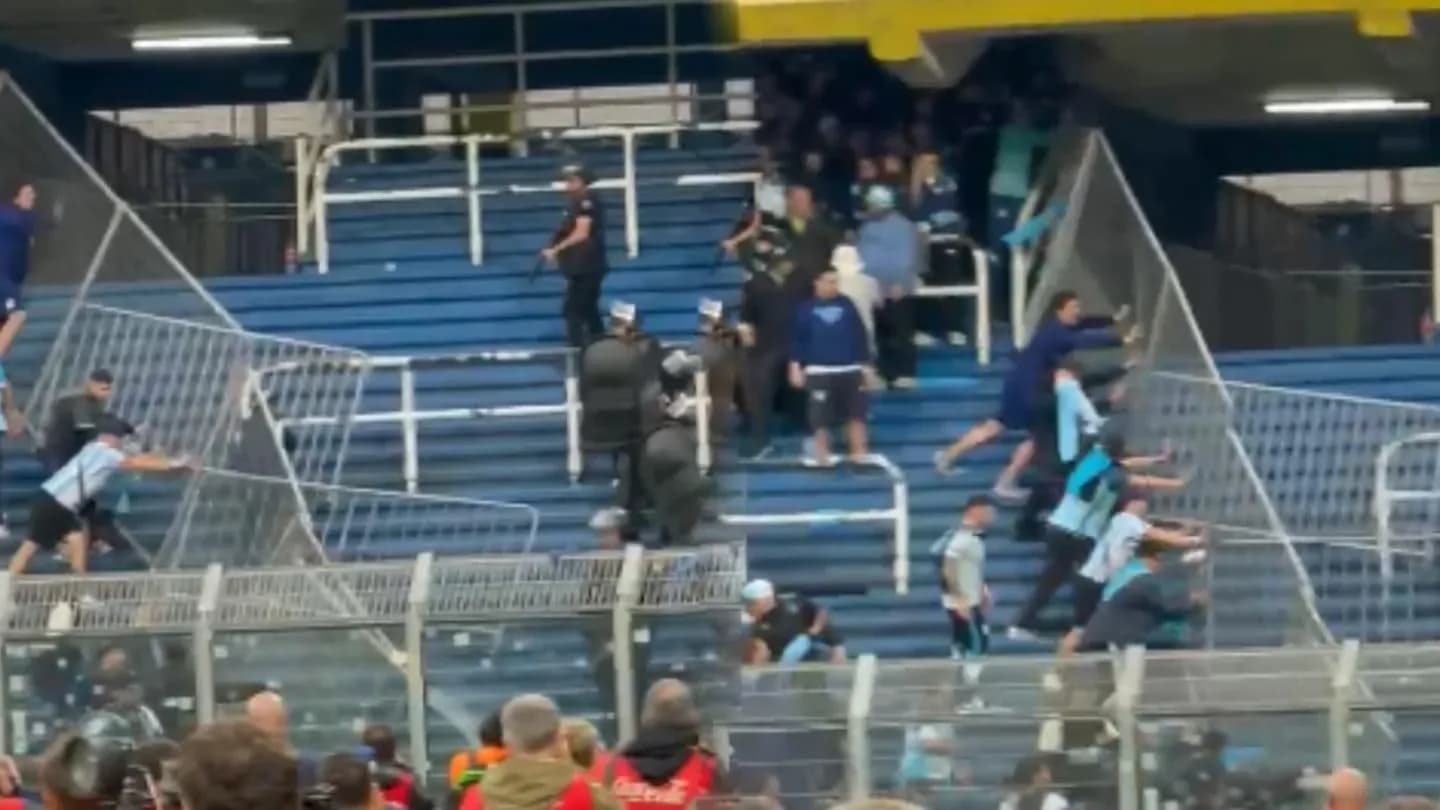 Pelea entre hinchas de Racing y la policía: balas de goma antes del partido con Boca - TyC Sports
