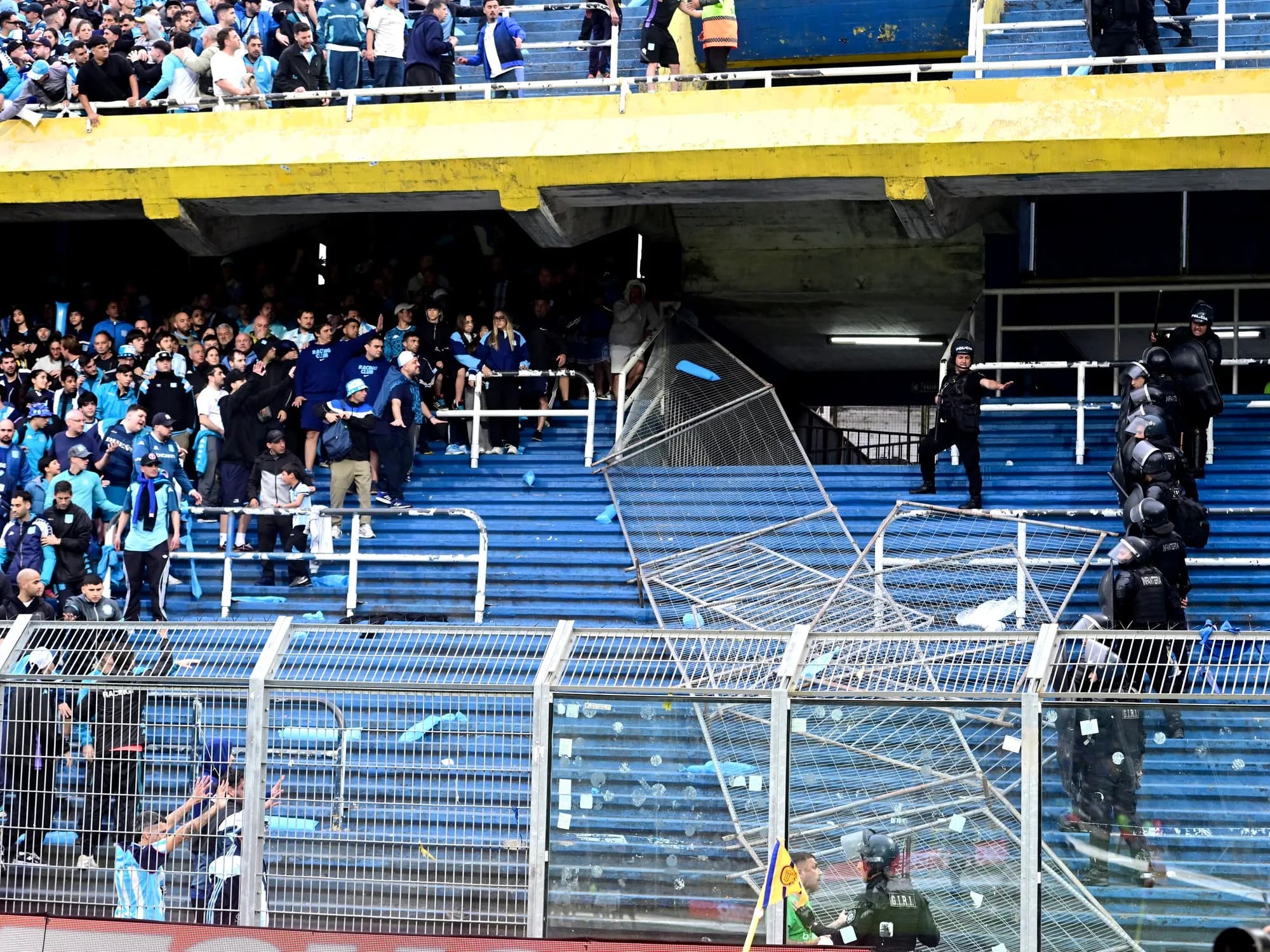 Escándalo en la previa de Boca-Racing: conflicto con la policía y varios hinchas con entradas se quedaron afuera