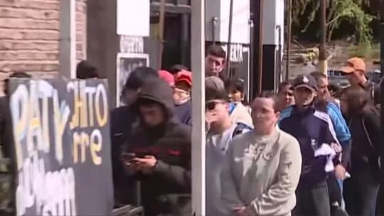 Masivo acampe en Guernica para entregar currículums ante la apertura de un comercio mayorista