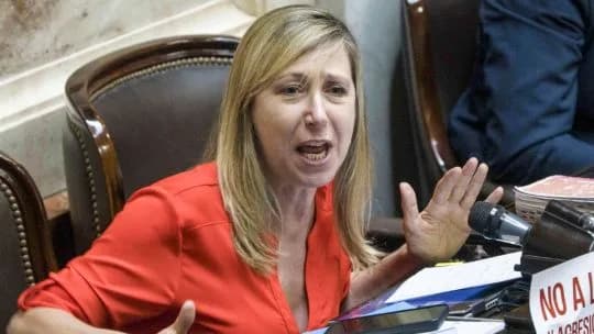 Bregman cuestionó a Milei y aseguró que hay dos opciones: "Bajar la cabeza o desatar una nueva fuerza para terminar con tanto desastre"