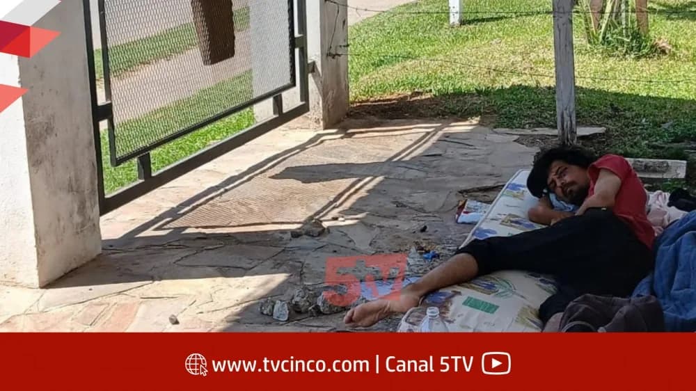 Portada de video: Piden ayuda para un joven que vive en una parroquia del Pirayuí