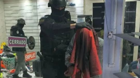 Vendían zapatillas en la peatonal de Córdoba, pero escondían cocaína y marihuana en el calzado
