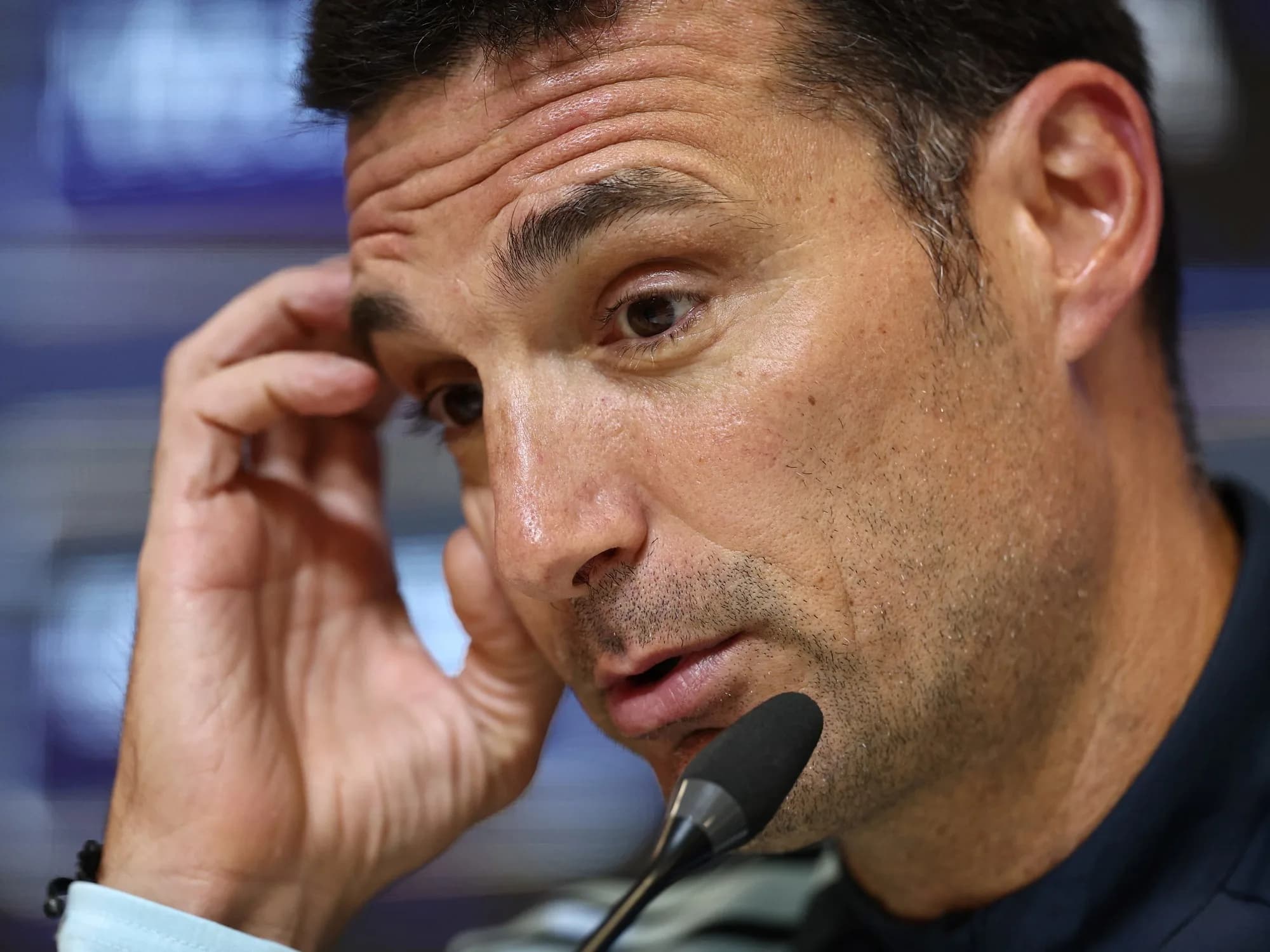 Scaloni, en conferencia: "La decisión de continuar y llegar a un acuerdo está" y "nadie llevará la 10 de Messi todavía"