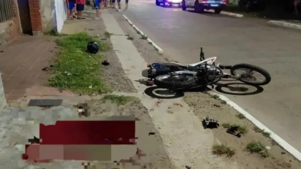 Murió un joven tras un choque entre una moto y un auto en Corrientes