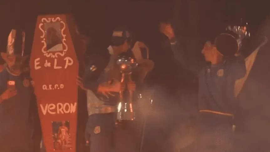 QEPD Verón y una muñeca de Newells: así fue el repudiable festejo de Rosario Central - TyC Sports