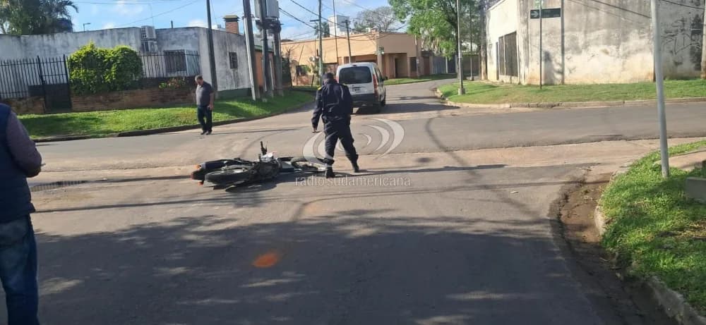 Portada de video: Motociclista sin casco chocó contra un utilitario y sufrió lesiones