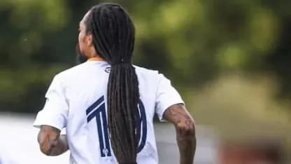 El jugador de selección que usa rastas e hizo expulsar a dos rivales por tirarle del pelo - TyC Sports