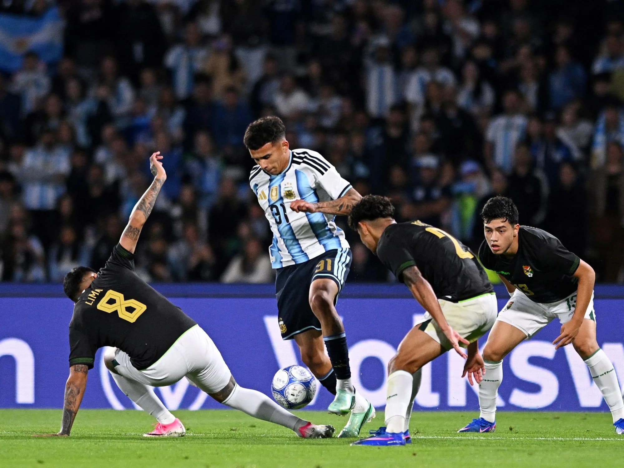 Leo Flores: debut en la Selección, diez minutos de pura gambeta y casi primer gol