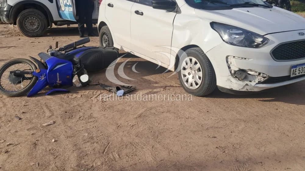 Mujer circulaba con dos menores en moto y chocó contra un auto