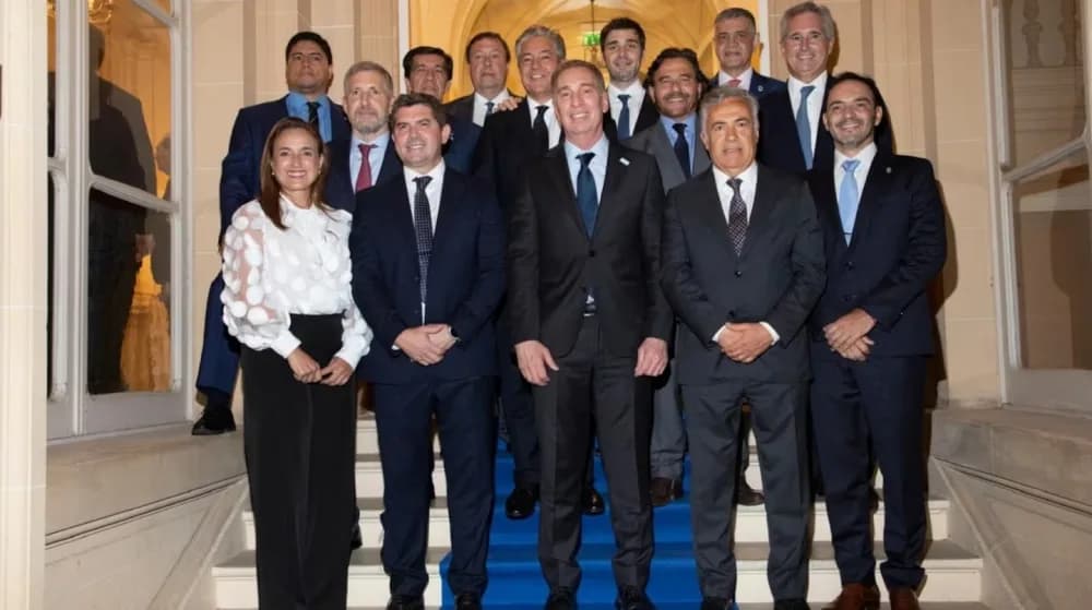 Valdés junto a otros gobernadores se reunió con Santilli en París