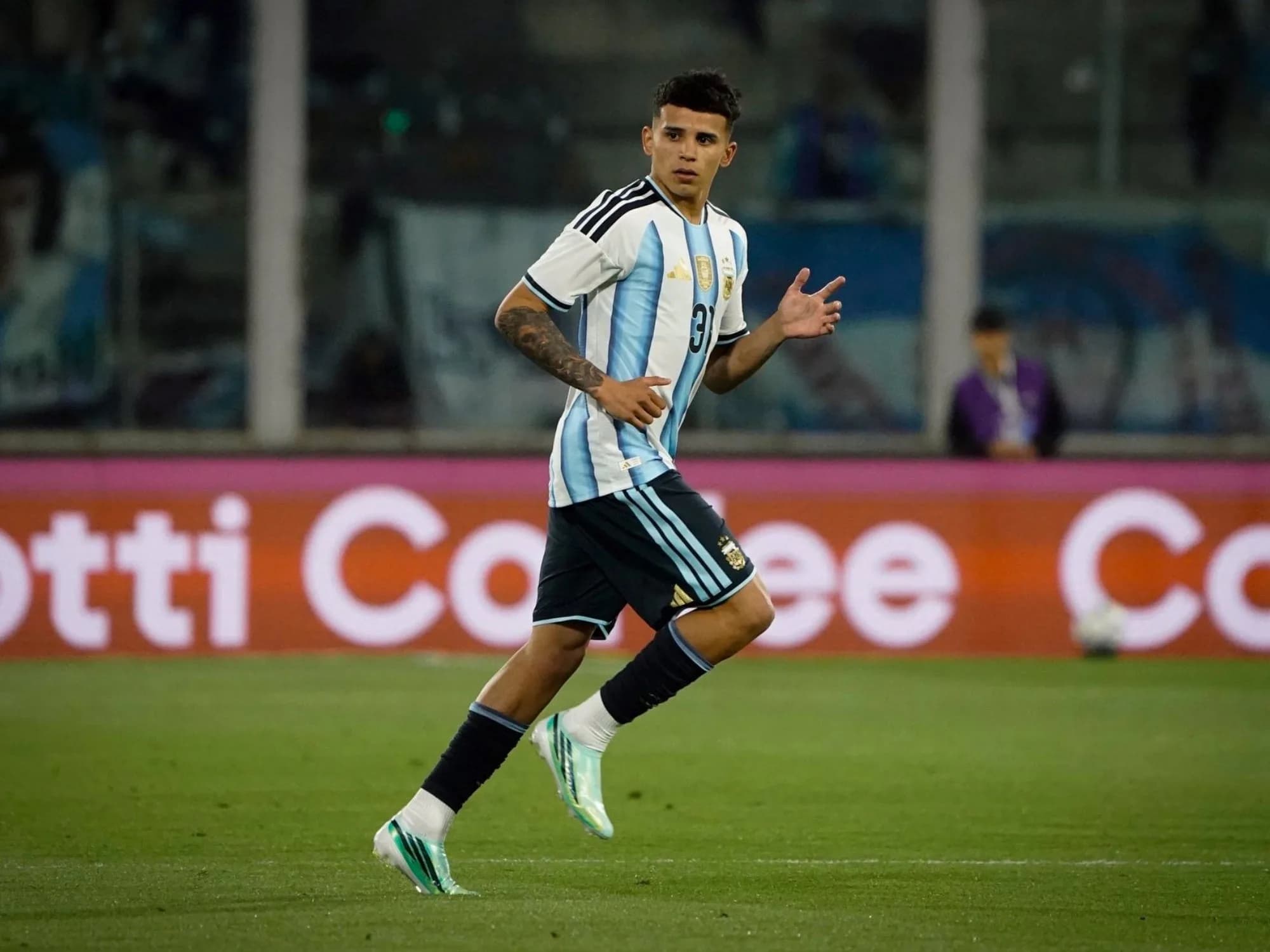 El posteo especial de Boca para Leo Flores después de su debut en la Selección