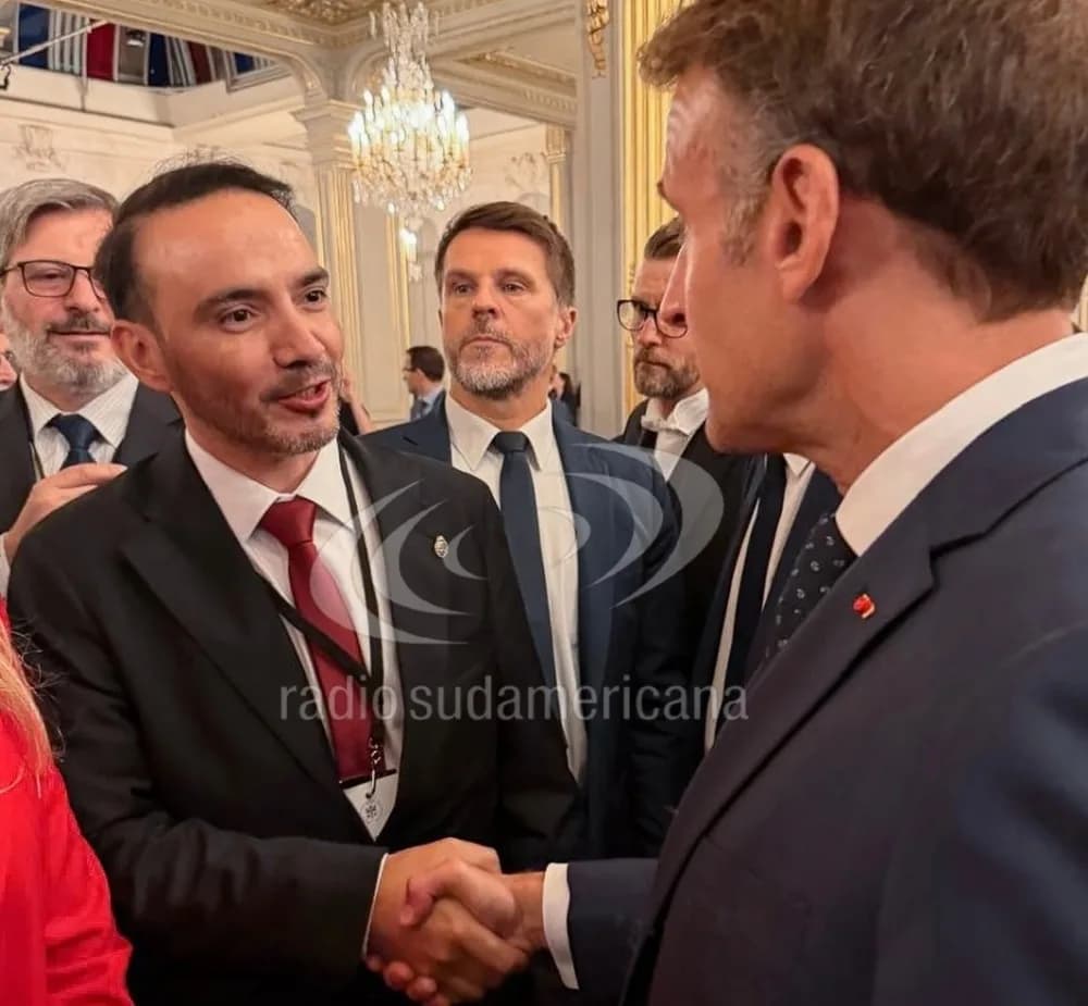 Juan Pablo Valdés junto al presidente Macron en el Argentina Week