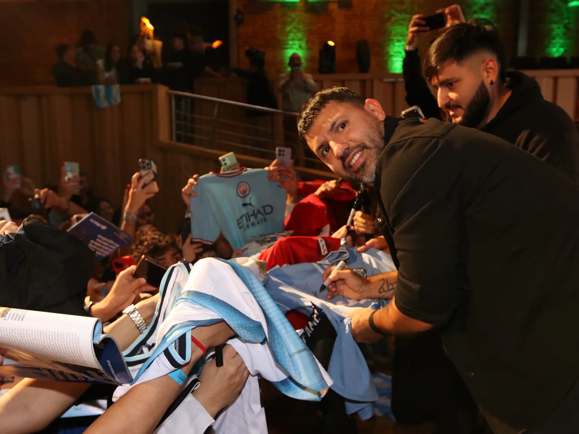 El Kun Agüero con Olé: el mensaje a Messi para su despedida, la curiosa charla de presentación con Leo y más...