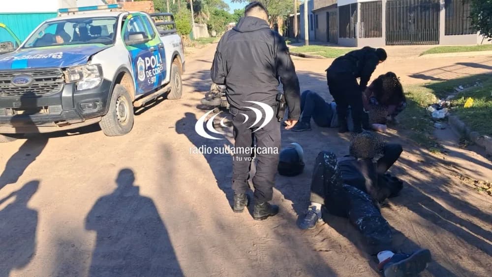 Portada de video: Dos obreros a bordo de una moto chocaron contra un patrullero