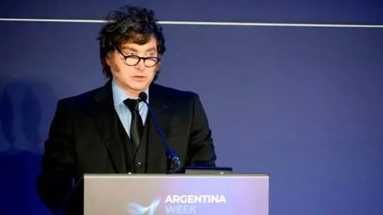 Javier Milei recibe el Premio "economista más influyente" del Foro Económico de París