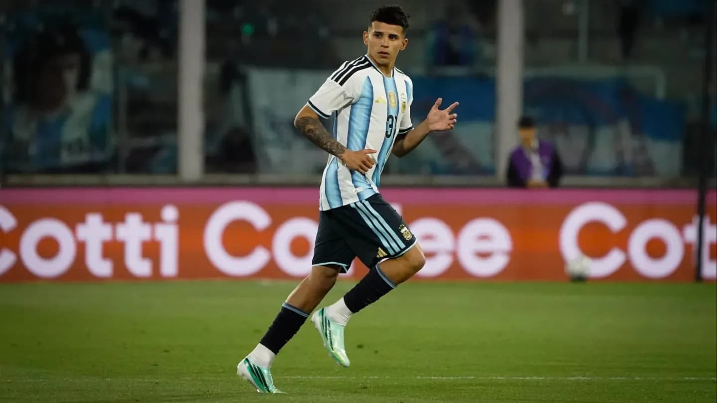 Superó a Messi y Maradona: el récord que alcanzó Leonel Flores con su debut en la Selección Argentina - TyC Sports