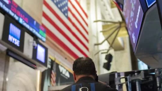 Las acciones norteamericanas suben tras un débil informe de empleo que redujo las apuestas de alzas de la Fed