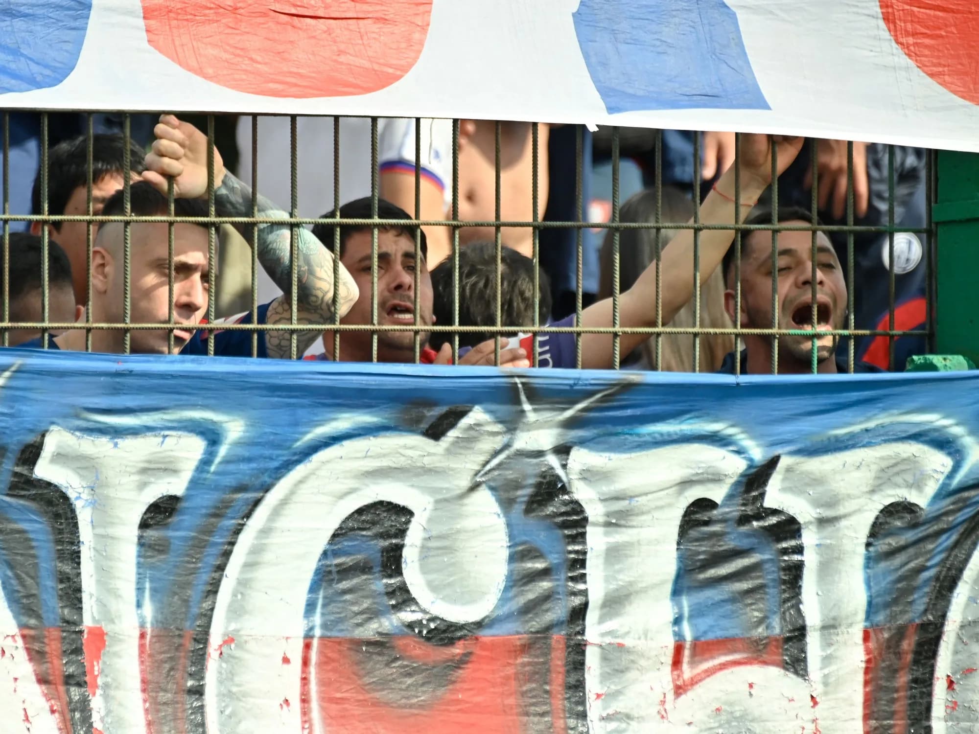 La bronca de los hinchas de San Lorenzo que fueron a Varela: "Que se vayan todos..."