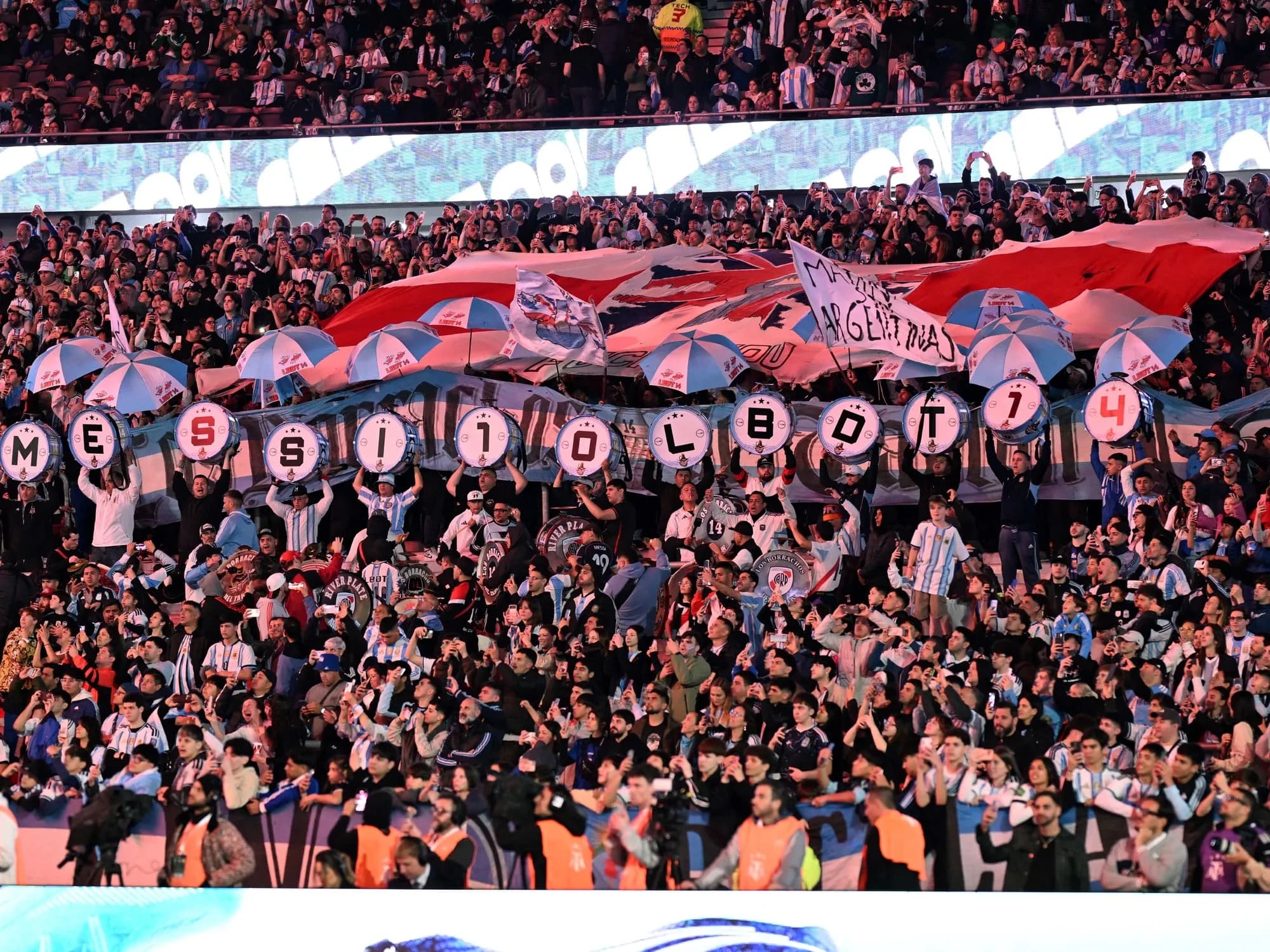 Trapos y cantos contra Inglaterra: así fue el clima en el Monumental durante Argentina vs. Burkina Faso
