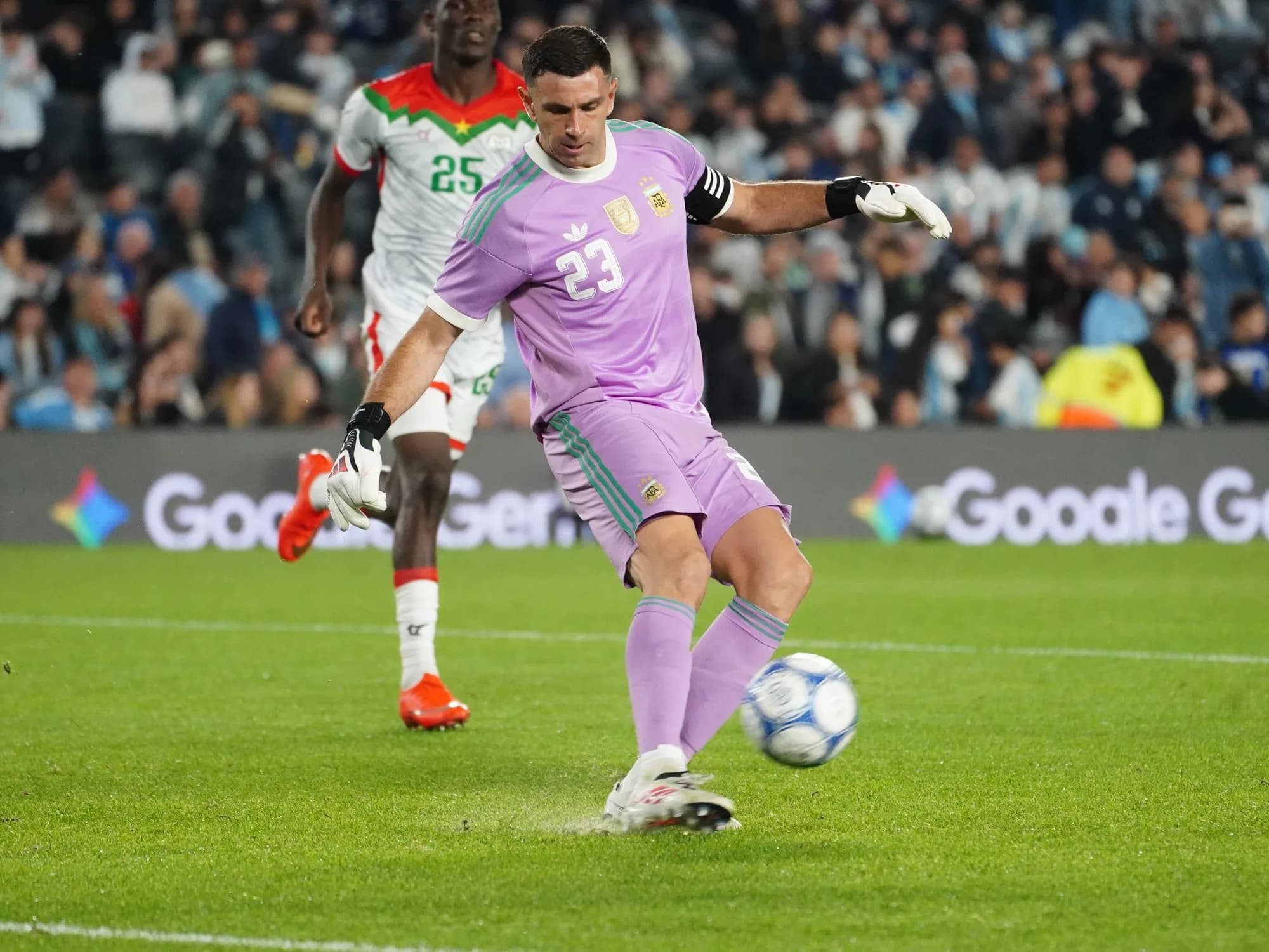 Cuántas pelota tocó el Dibu Martínez contra Burkina Faso: el uno por uno