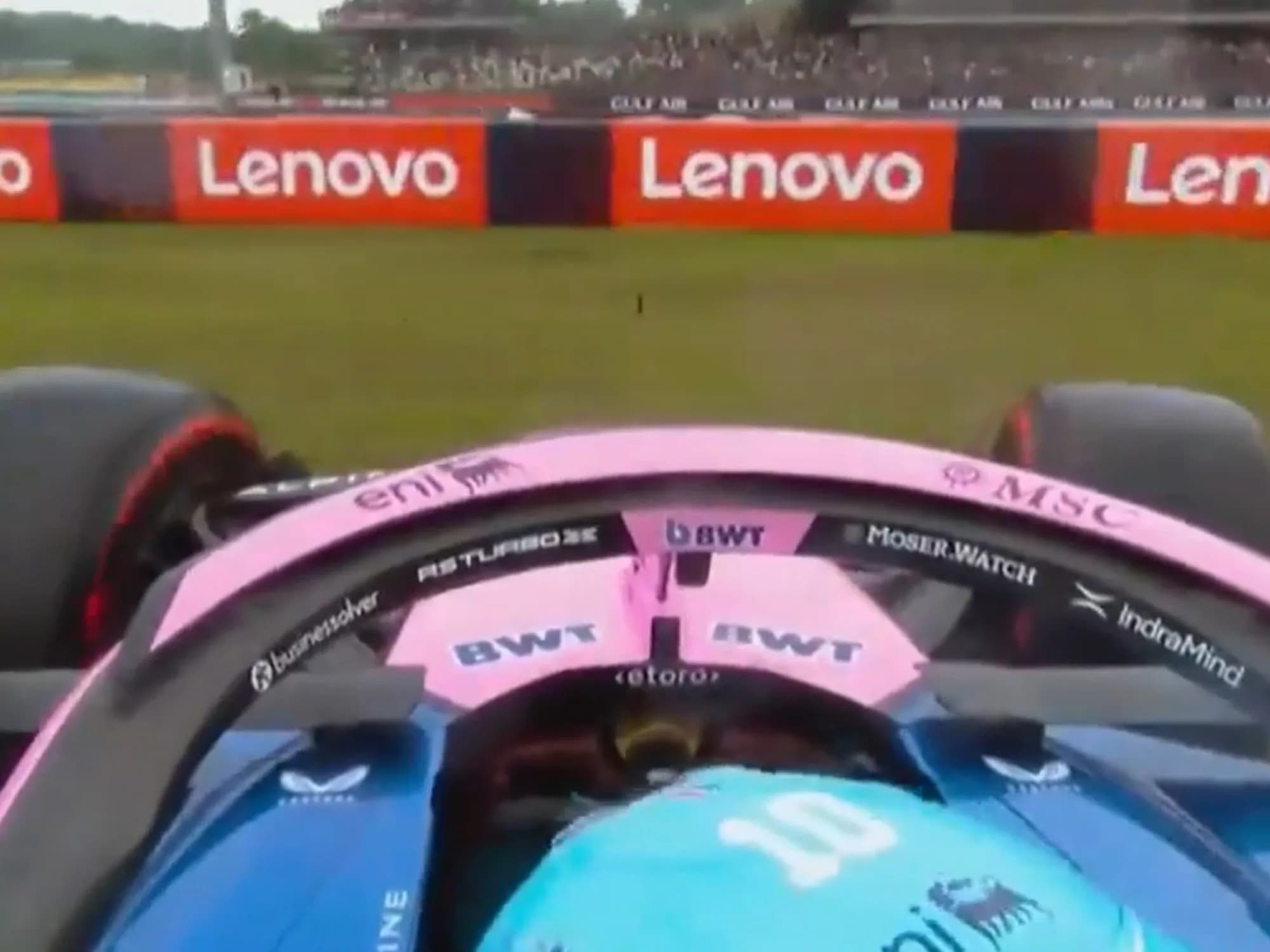 Video: Gasly se despistó con la carrera detenida