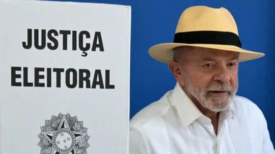 Elecciones en Brasil: Las fotos de Lula Da Silva en la jornada electoral