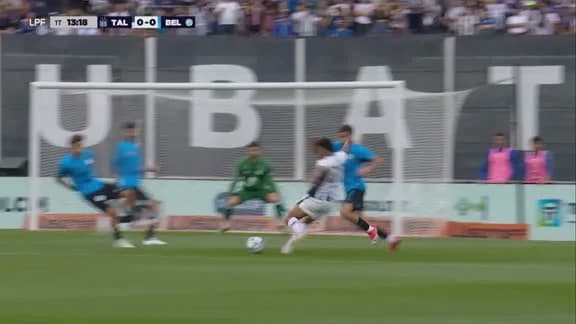 ¡Sonido metálico! Rick estrelló el balón contra el palo en el clásico