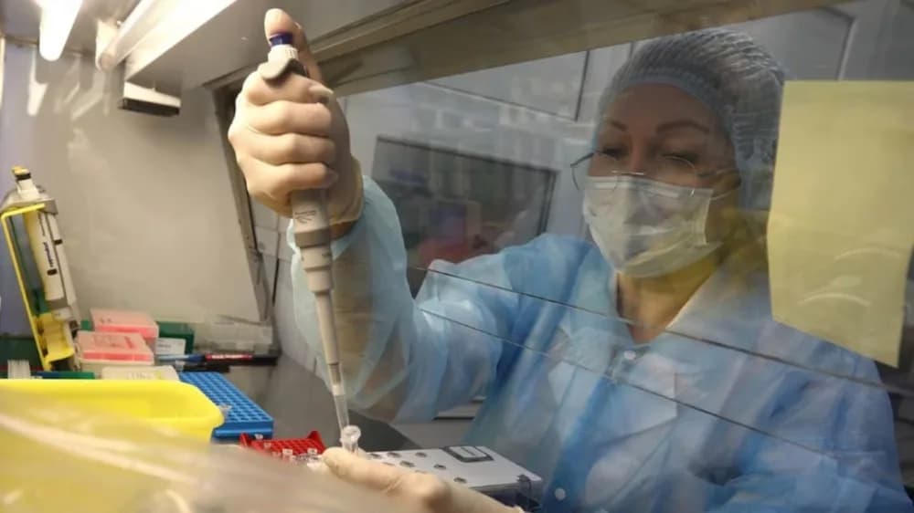 Murió una investigadora y aislaron a 200 personas por un posible contagio de peste neumónica