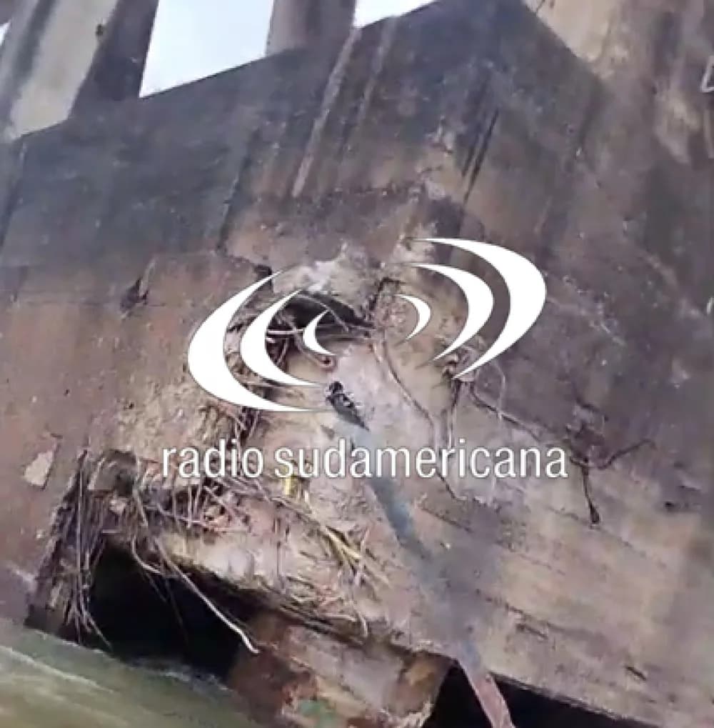 Portada de video: Choque en el puente: el convoy habría superado el ancho permitido