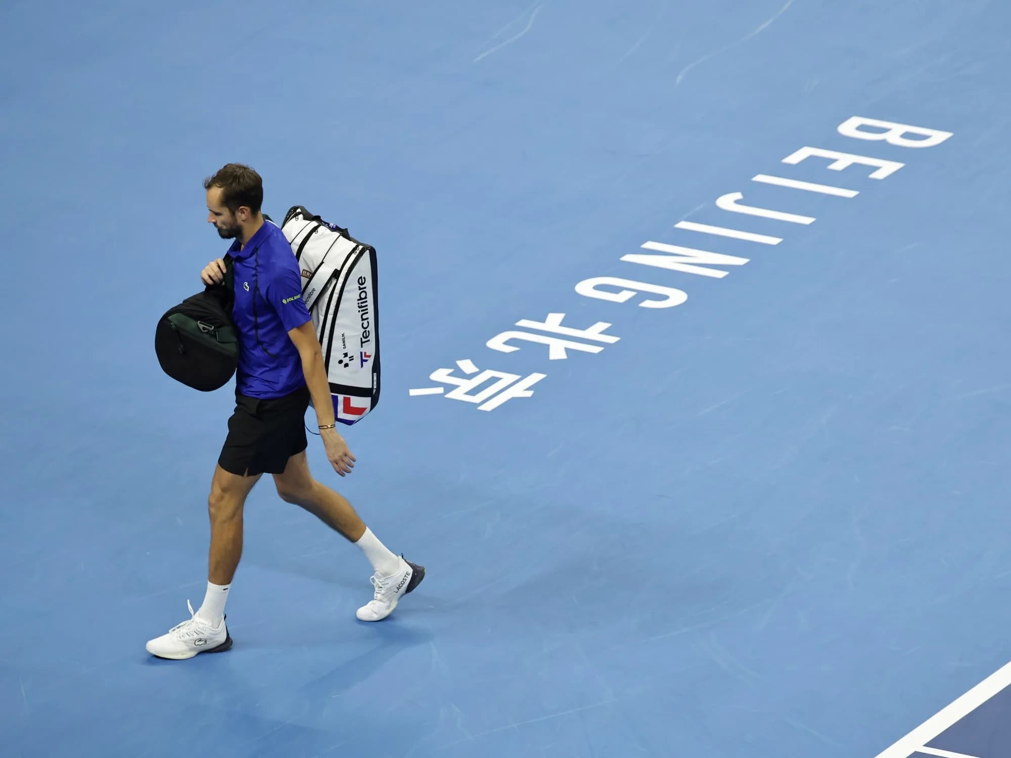 Le pegó un pelotazo a un espectador y fue descalificado ante Novak Djokovic: el momento de furia de Daniil Medvedev