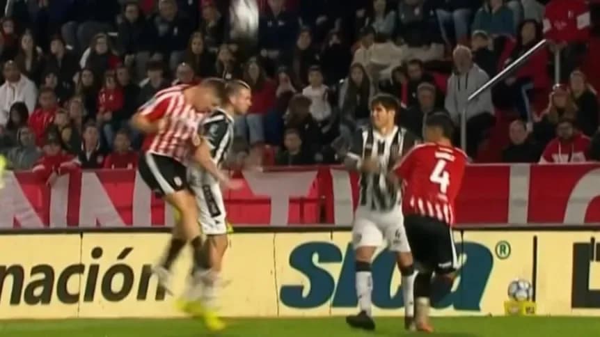 El fuerte choque de cabezas que obligó a salir a Módica y dejó ensangrentado a Carrillo - TyC Sports