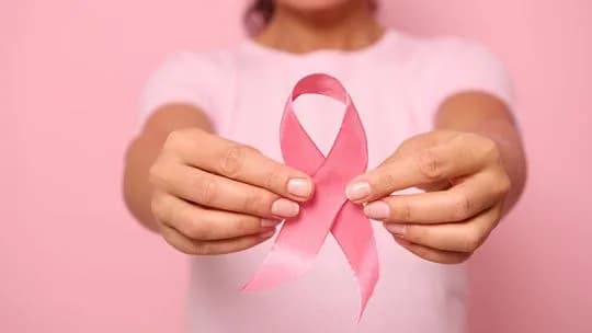 Campaña por el cáncer de mama: juntan firmas para que WhatsApp incorpore el emoji del lazo rosa