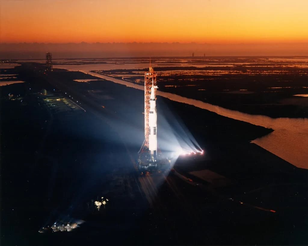 SpaceX desafía décadas de superstición de la NASA y lanza con éxito una misión tripulada con el número 13