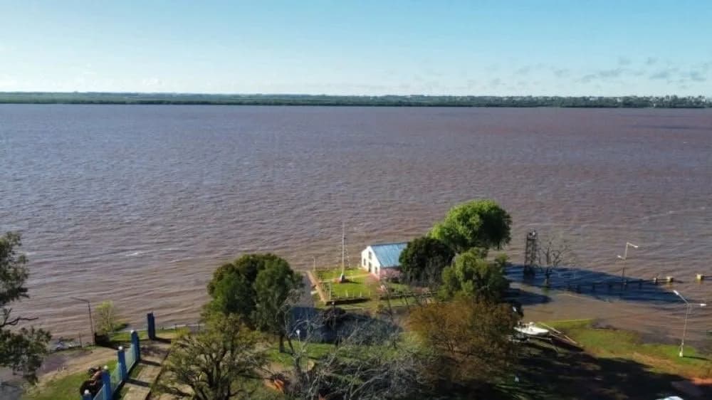 El río Uruguay quedó a un centímetro de la evacuación y 13 personas abandonaron sus casas