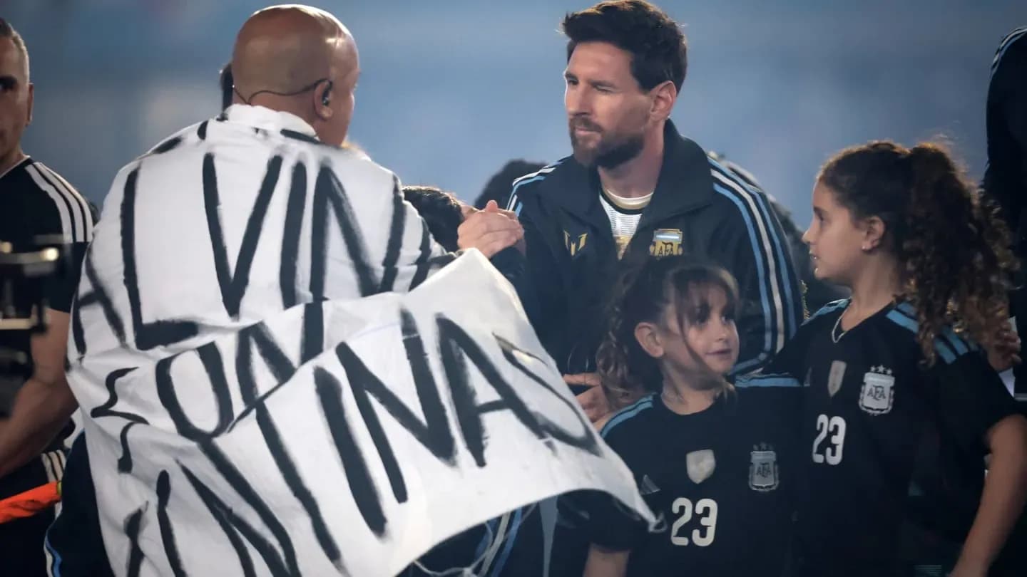 Messi no pudo cantar el himno por la emoción, con la bandera de Malvinas al lado - TyC Sports