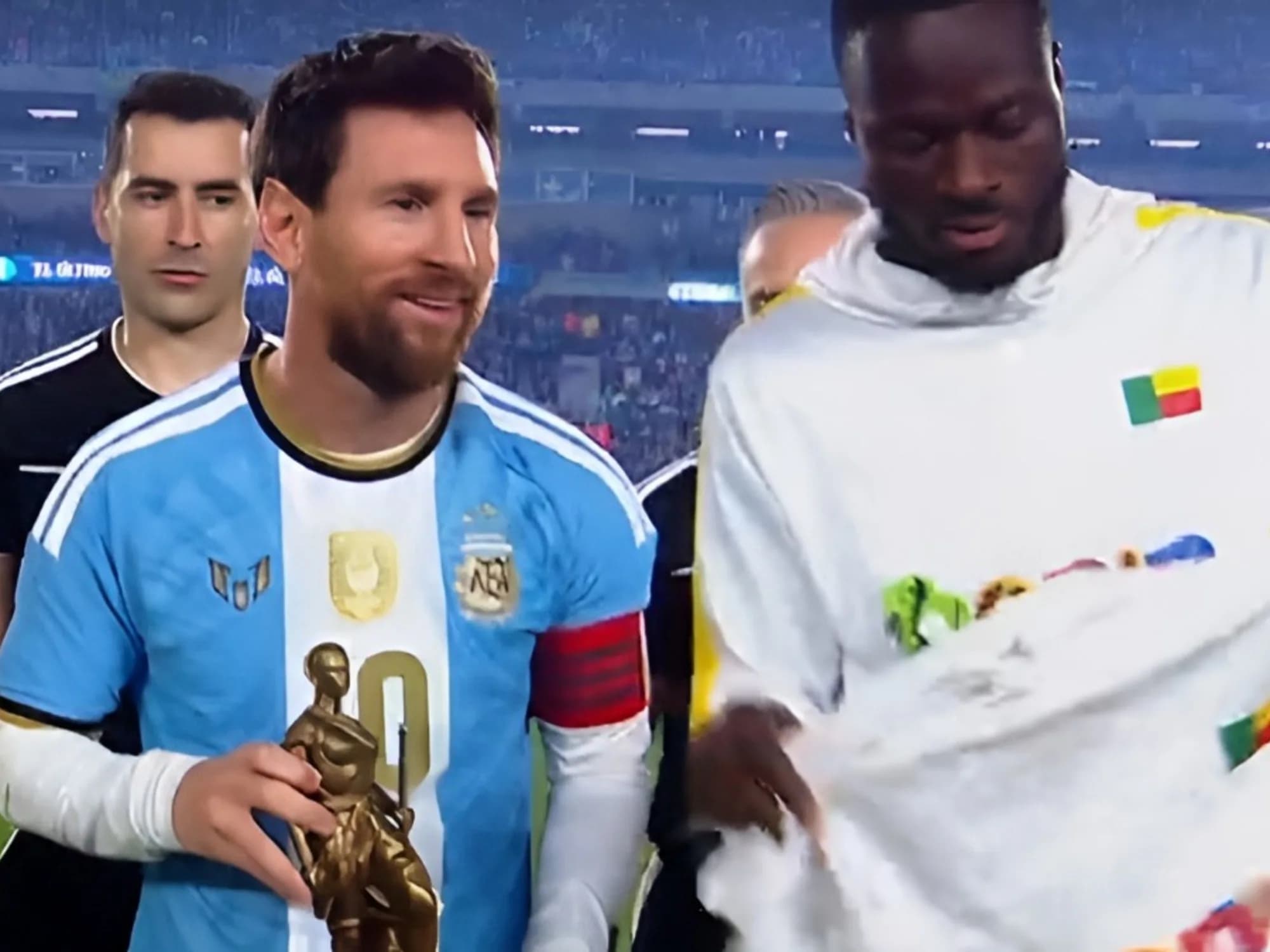 Los gestos de Benín: regalo a Messi y "el que no salta es un inglés" junto a la hinchada argentina