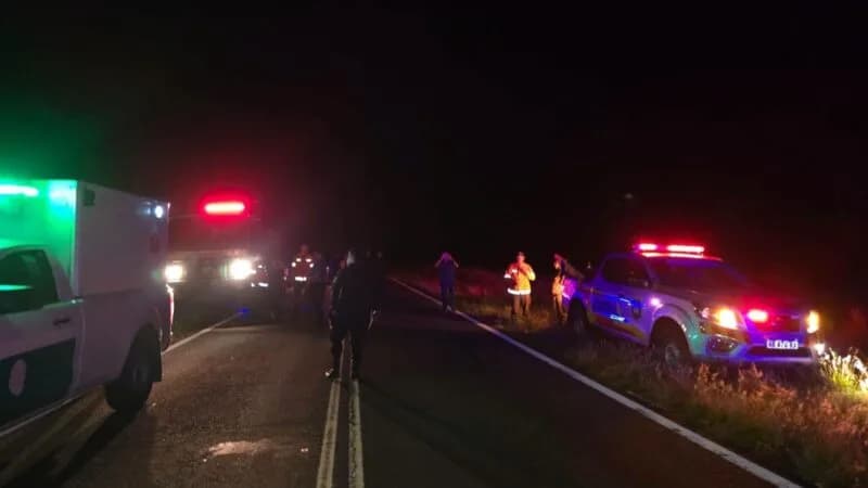 Volcó un camión con acoplado en la Ruta Nacional 118 y el chofer fue hospitalizado