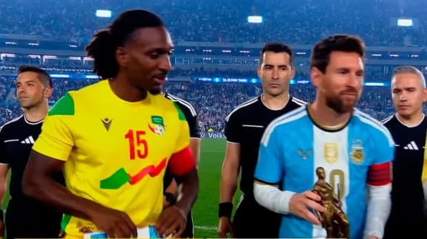 Los jugadores de Benín sorprendieron a Messi con un regalo para Antonela Roccuzzo
