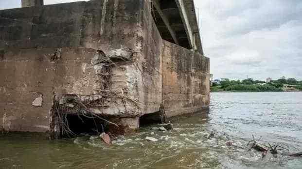 Choque a las defensas del puente: inercia, licitaciones caídas y controversia por las exigencias a las barcazas paraguayas